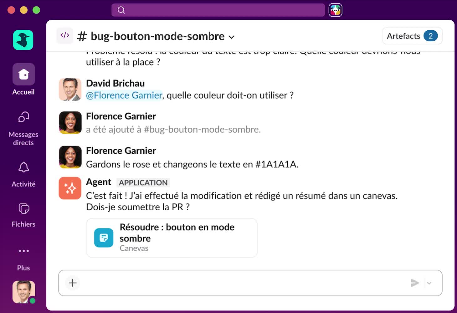 Interface de canal Slack présentant une discussion sur la correction de la couleur du texte en mode sombre, mettant en avant une application d’agent IA automatisé qui confirme les mises à jour et propose de soumettre une pull request.