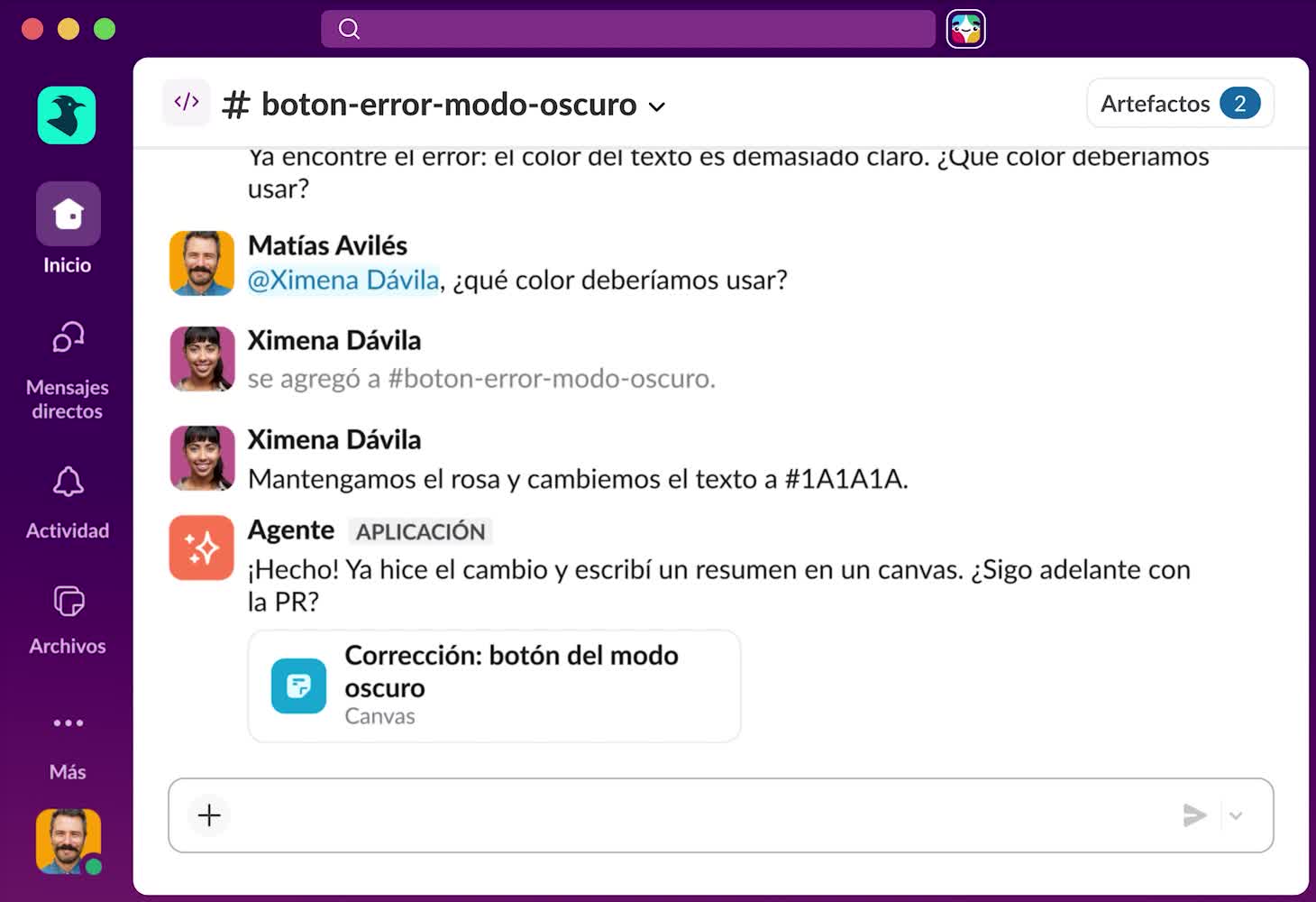 Interfaz de un canal de Slack que muestra una discusión acerca de cómo corregir el color del texto en el modo oscuro. Se incluye una aplicación automatizada de agente de IA que confirma las actualizaciones y ofrece crear una solicitud pull.