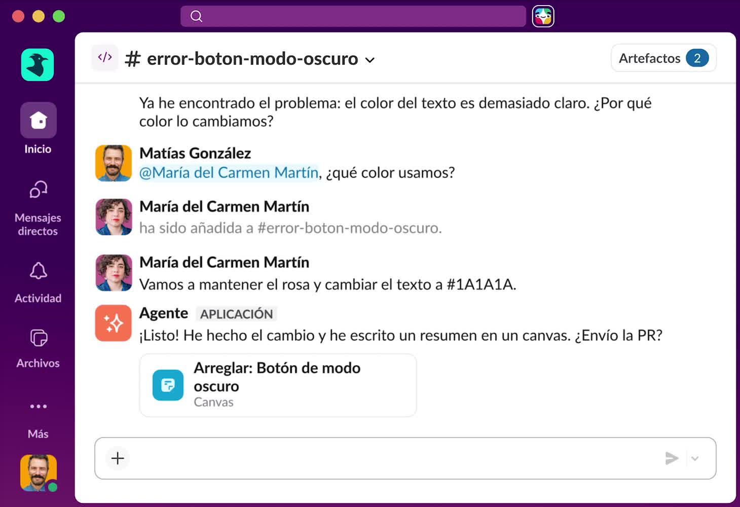 Interfaz del canal de Slack que muestra una conversación sobre arreglar el color del texto en el modo oscuro, con una app automatizada de Agente de IA que confirma las actualizaciones y ofrece iniciar una pull request.