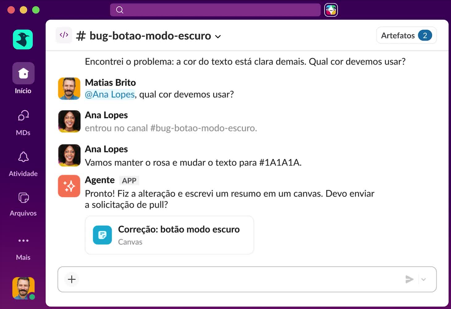 Interface do canal do Slack mostrando uma discussão sobre como corrigir a cor do texto no modo escuro, apresentando um app de Agente de IA automatizado confirmando atualizações e oferecendo um envio de solicitação de pull.