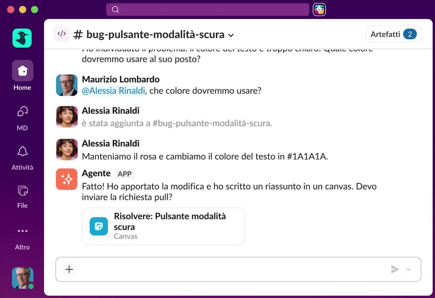 Interfaccia di un canale Slack che mostra una discussione sulla correzione del colore del testo in modalità scura e un’app con agente di IA automatizzato, che conferma gli aggiornamenti e propone di inviare una richiesta pull.